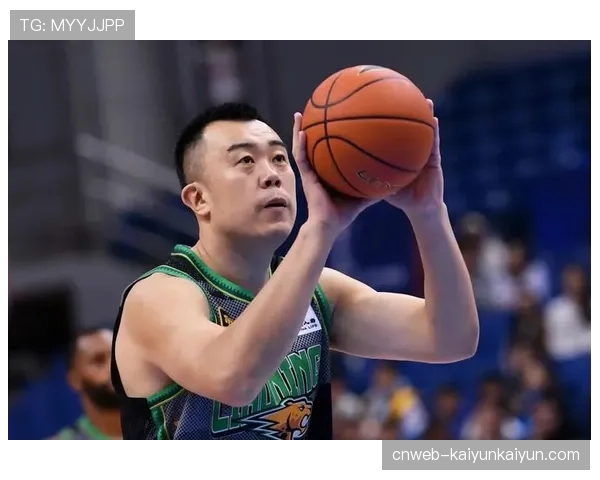 特写：老将韩德君赛后加练罚球，汗水浸透训练服