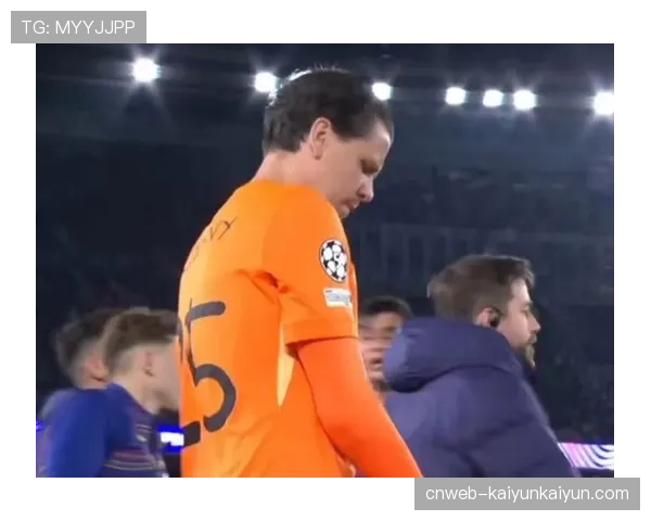 特写：替补登场完成绝杀后，尼斯小将冲向看台与家人庆祝